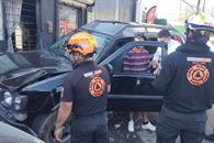 Impacta camioneta contra veh&iacute;culos y casa