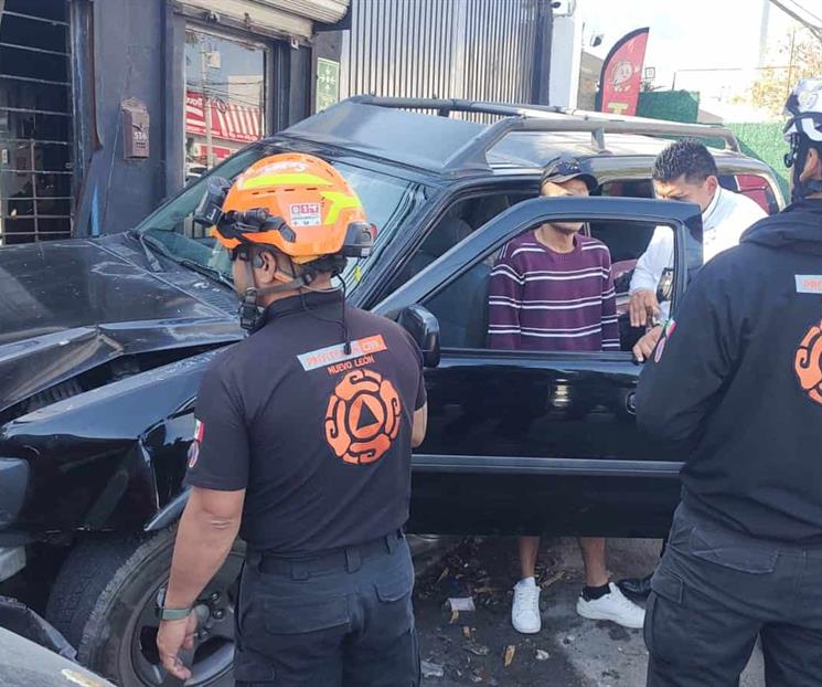 Impacta camioneta contra veh&iacute;culos y casa