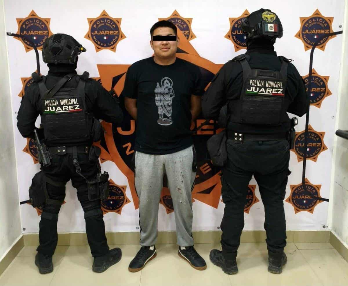 En posici&oacute;n de arma de fuego y algunos gramos de droga, un hombre fue detenido por elementos de la polic&iacute;a de Ju&aacute;rez.