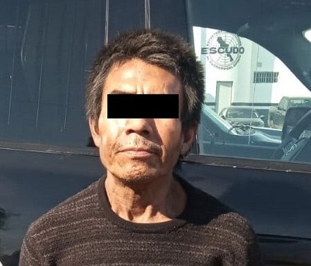 Lanza piedras a los autos y lo detienen