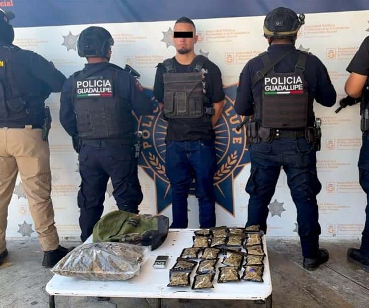 Hallan a sujeto con chaleco t&aacute;ctico y droga
