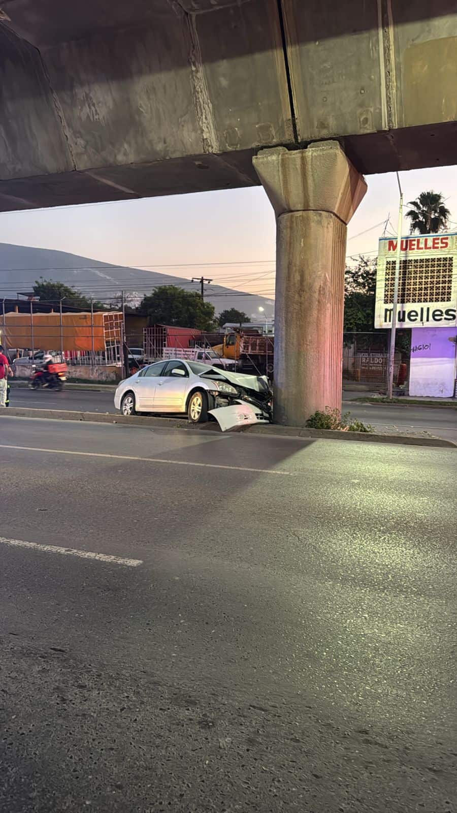El conductor de un veh&iacute;culo result&oacute; lesionado tras estrellarse contra una columna del metro, ayer al norte del municipio de Monterrey, al parecer dormit&oacute; al volante y se encontraba en aparente estado de ebriedad.