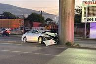 Impacta auto contra columna del Metro