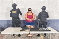 Cae mujer con arma de fuego y droga