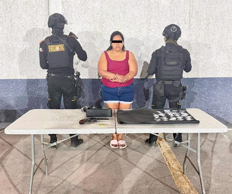 Cae mujer con arma de fuego y droga Cae mujer con arma de fuego y droga