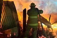 Arde bodega en Linares