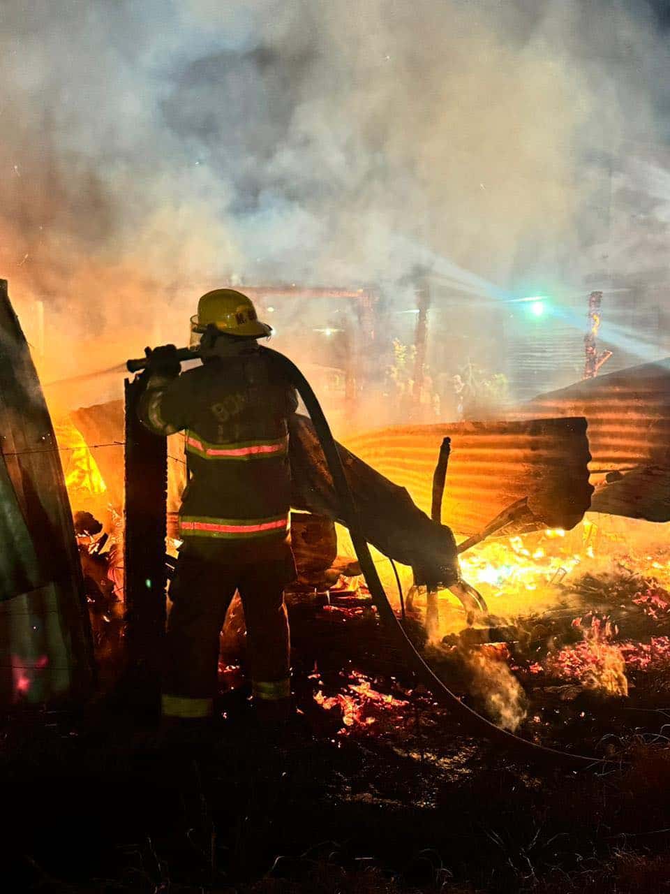 Una intensa movilizaci&oacute;n de los puestos de socorro se report&oacute; en el municipio de Linares, al reportarse el incendio de una bodega ubicada atr&aacute;s de un domicilio en dicha localidad.