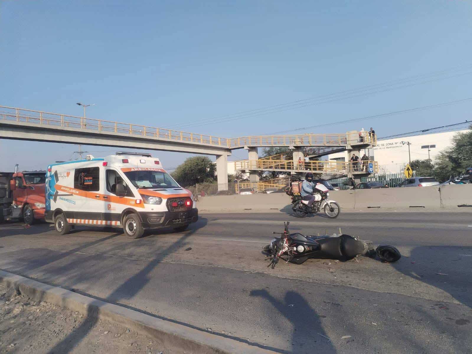 Un motociclista termin&oacute; con diversas lesiones al estrellarse por alcance contra un autom&oacute;vil en un tramo de la carretera Miguel Alem&aacute;n, en el municipio de Apodaca.