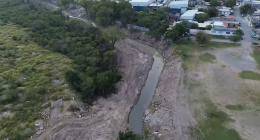 Inicia Escobedo labores de desazolve en Arroyo Potrerillos