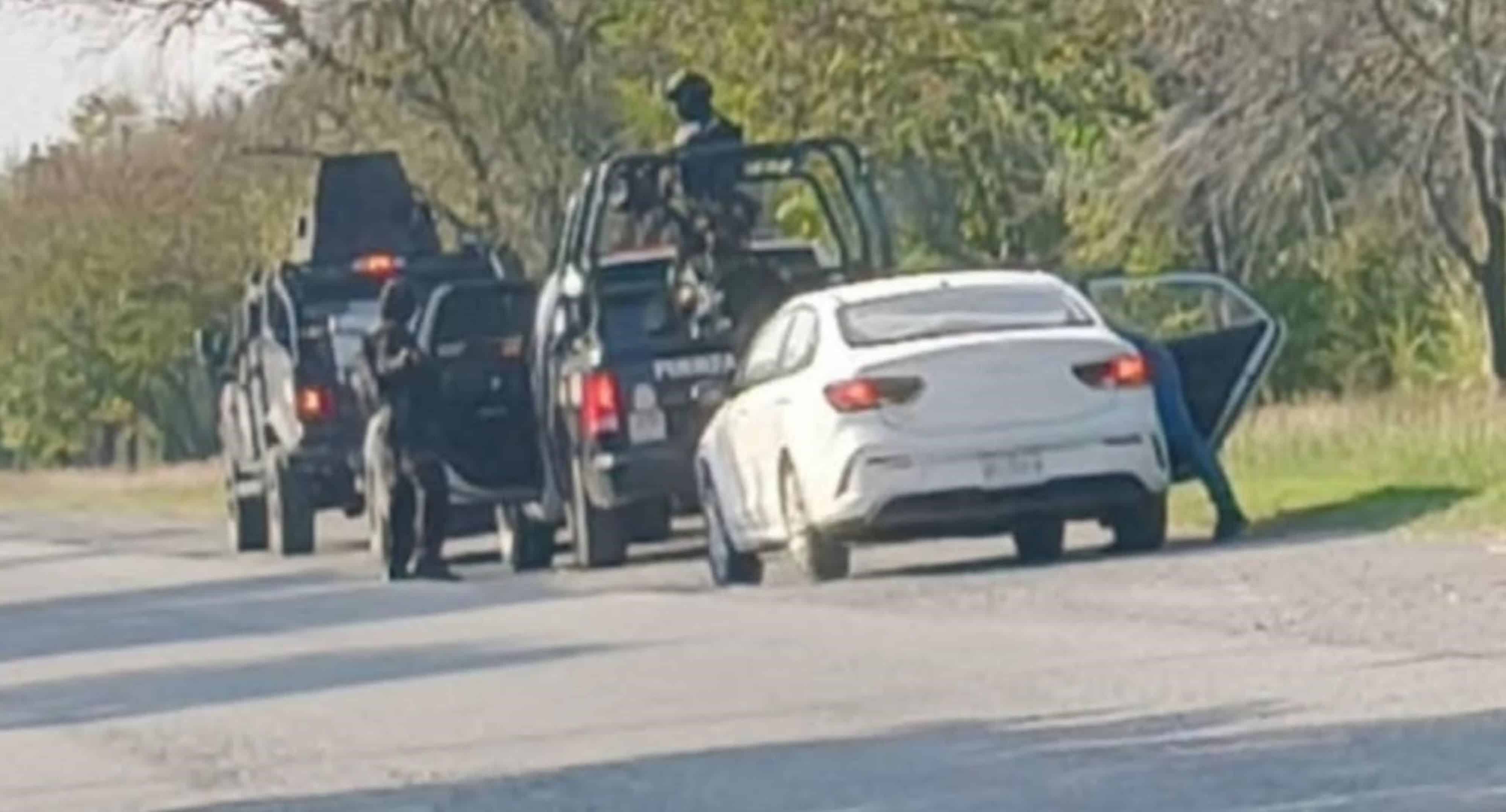 Una intensa movilizaci&oacute;n policiaca se registr&oacute; en el municipio de Montemorelos, donde personal de Fuerza Civil se enfrent&oacute; con dos hombres armados que viajaban a bordo de un autom&oacute;vil sedan.