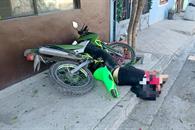 Roba moto y se estrella