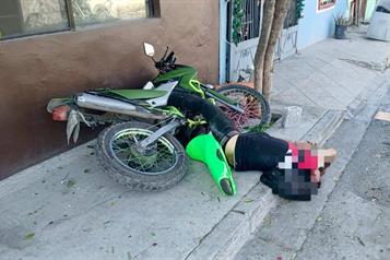 Roba moto y se estrella