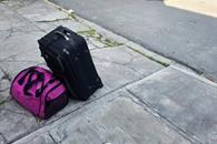 Arrastra  con auto a su pareja