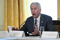 Controlar&aacute; EU venta de crudo venezolano indefinidamente