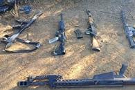 Abandonan vehículos blindados y armas en brecha Abandonan vehículos blindados y armas en brecha