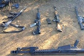 Abandonan veh&iacute;culos blindados y armas en brecha