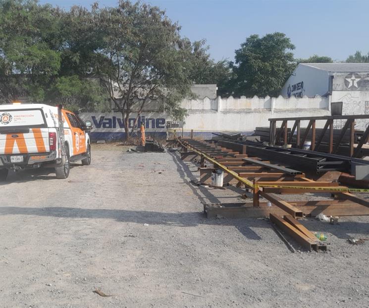 Cae viga de metal sobre trabajador Cae viga de metal sobre trabajador