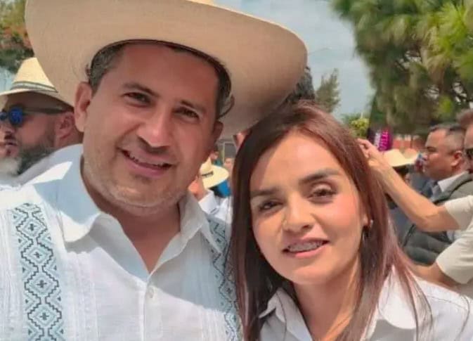 Detienen a secretar&iacute;a de Carlos Manzo; la ligan con su asesinato