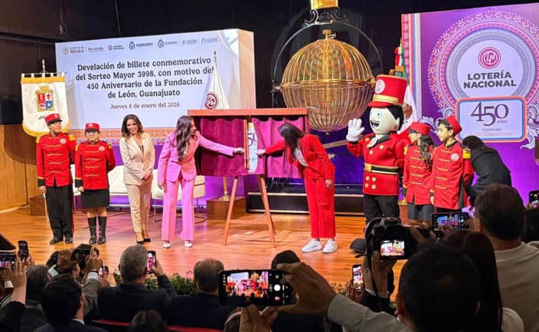 Develan billete conmemorativo por el 450 aniversario