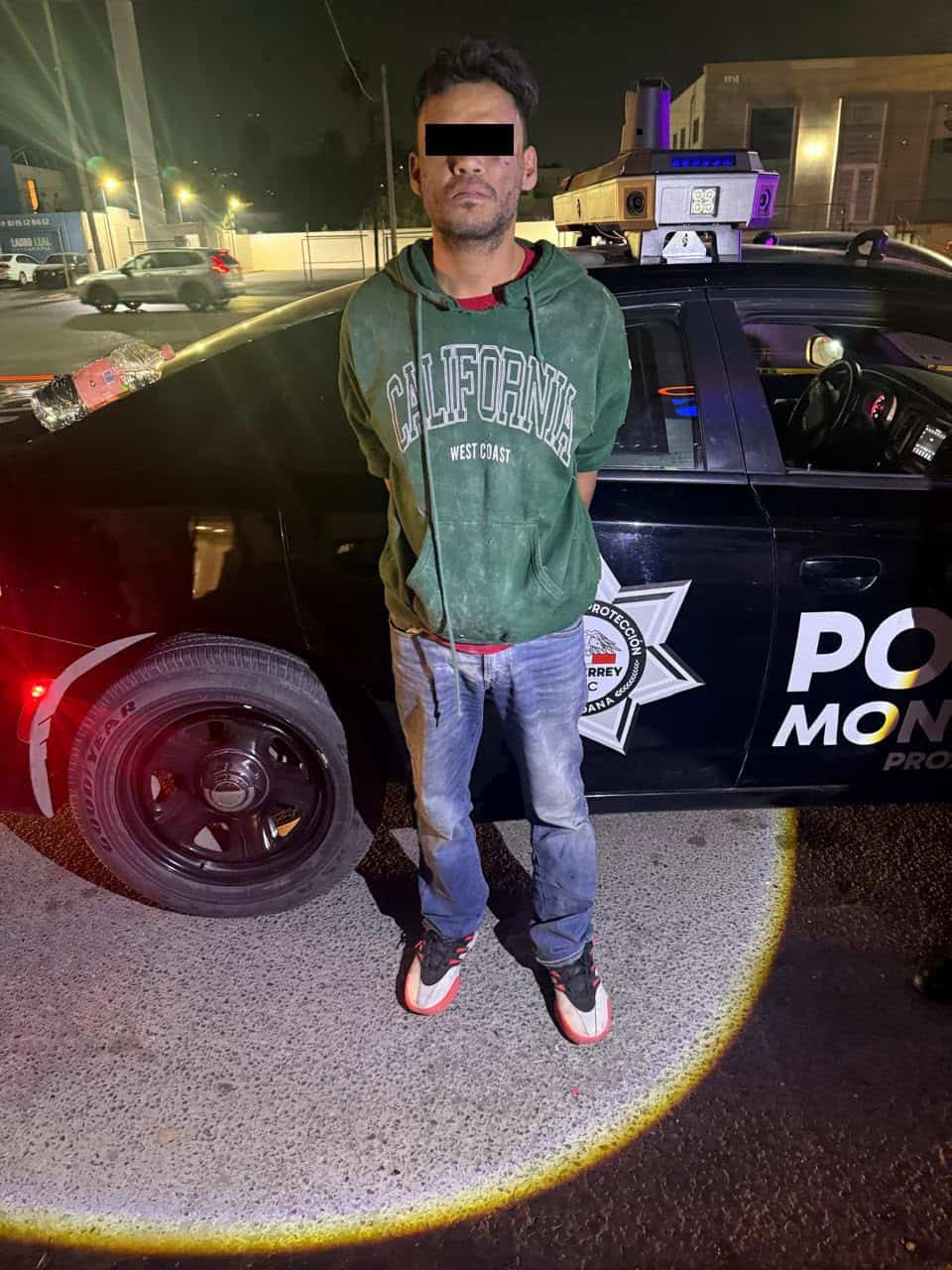 En el momento que presuntamente asaltaba a una persona al exterior de un cajero autom&aacute;tico, un hombre fue detenido por oficiales de la Polic&iacute;a de Monterrey, al sur de la ciudad.