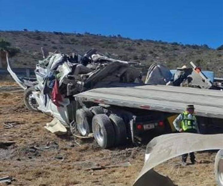 Pierde la vida trailero tras volcadura en Galeana