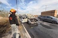 Acaba incendio con auto