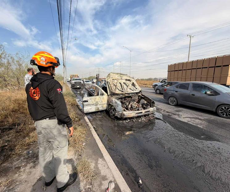 Acaba incendio con auto