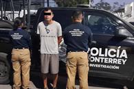 Aprehenden a sujeto que arrastra con auto a su pareja