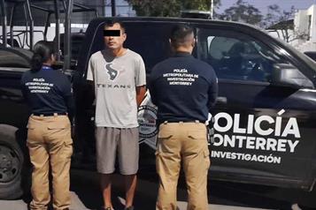 Aprehenden a sujeto que arrastra con auto a su pareja