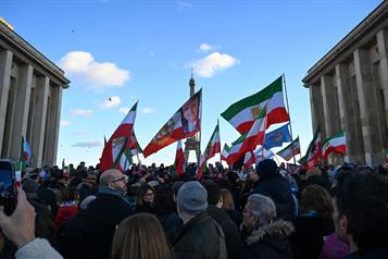 Escalan protestas en Ir&aacute;n con bloqueos y corte de internet