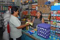 Consumidores y peque&ntilde;os negocios sienten el alza de precios