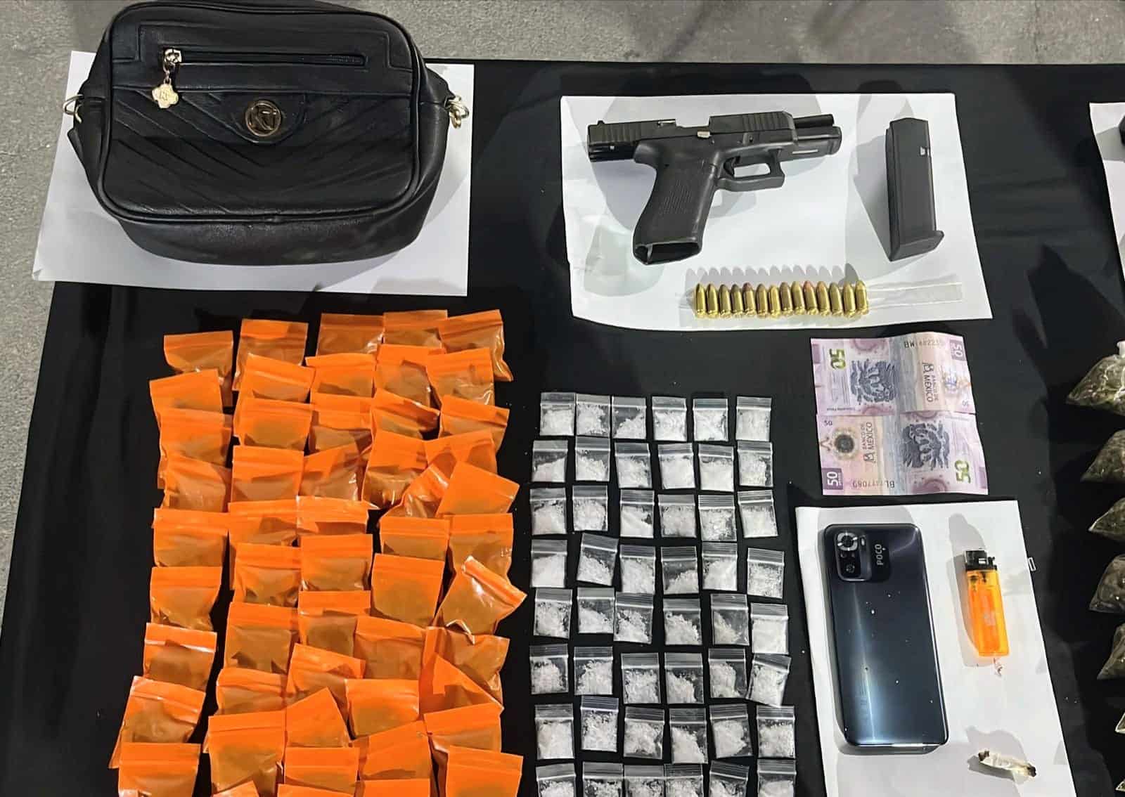 Dos j&oacute;venes detenidos junto con una menor de 17 a&ntilde;os de edad, a quienes les encontraron droga, el lunes pasado en el municipio de Garc&iacute;a, fueron vinculados a proceso por delitos contra la salud.