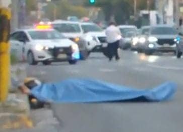 Al intentar cruzar la Avenida Azteca, un hombre de la tercera edad falleci&oacute; al ser atropellado por un veh&iacute;culo, ayer en la Colonia Azteca, municipio de Guadalupe.