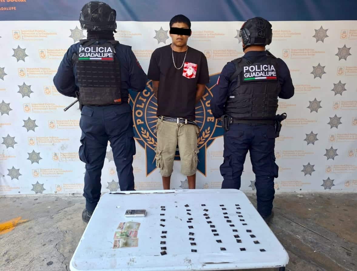 En el momento en que realizaban sus necesidades fisiol&oacute;gicas en la v&iacute;a p&uacute;blica, un hombre fue arrestado y al ser sometido a una revisi&oacute;n le encontraron 50 dosis de coca&iacute;na en piedra, en el municipio de Guadalupe.
