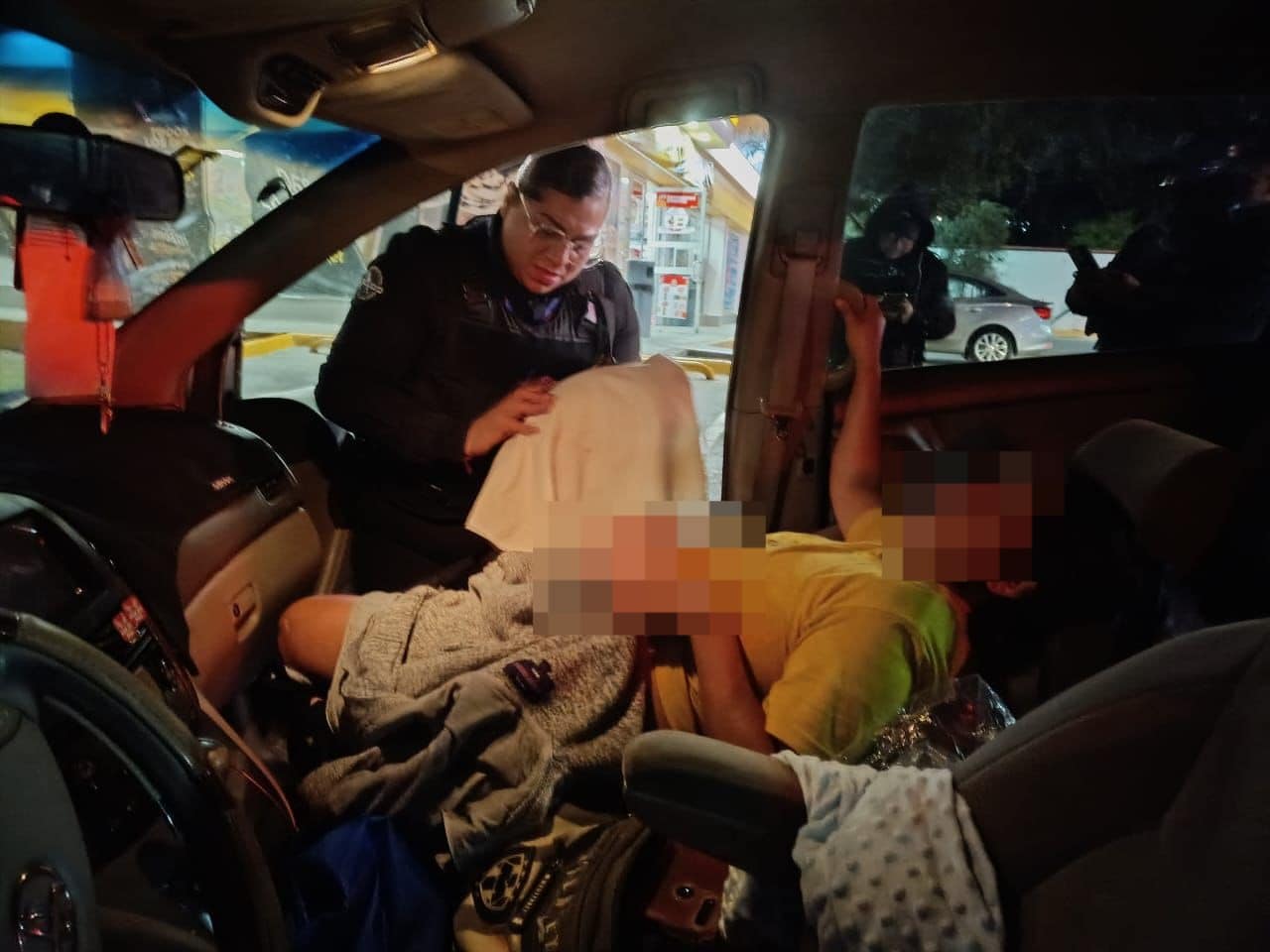 Elementos de la Polic&iacute;a de Monterrey auxiliaron a una mujer en labores de parto, para el nacimiento de un beb&eacute;, cuando era trasladada en un veh&iacute;culo particular y no pudieron llegar al hospital, la madrugada de ayer en la colonia Cumbres del Sol.