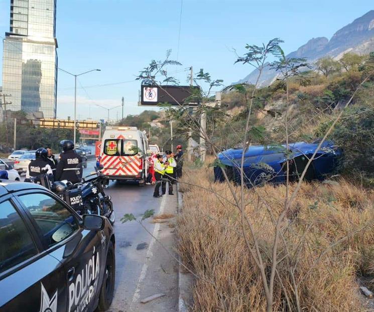 Vuelcan veh&iacute;culos en Monterrey y Ju&aacute;rez