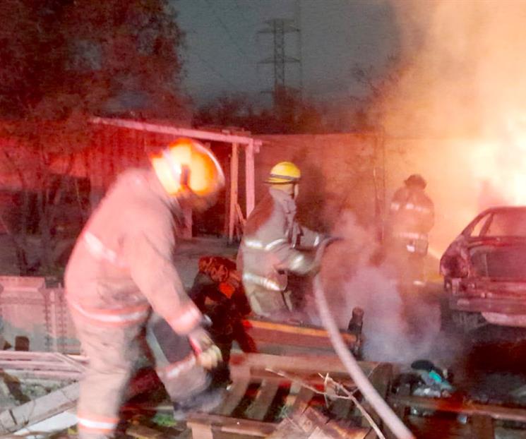 Daña fuego a varios vehículos en baldío Daña fuego a varios vehículos en baldío