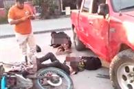 Deja choque entre moto y camioneta dos heridos