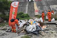 Retiran 846 llantas del lecho del r&iacute;o Santa Catarina