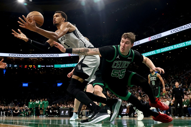 Viene de atr&aacute;s Spurs y vencen a Celtics