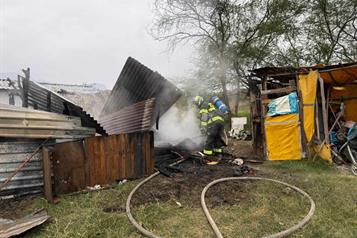 Encienden fogata; queman su casa