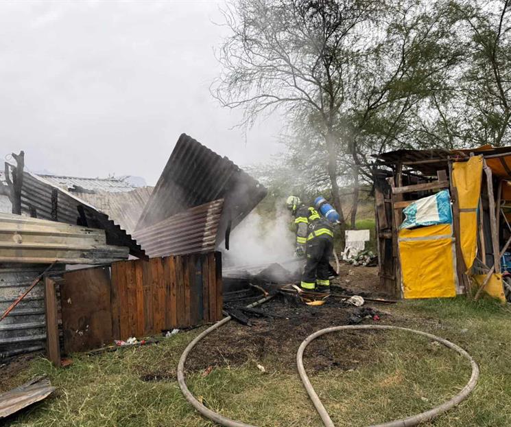 Encienden fogata; queman su casa