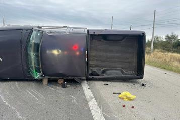 Vuelca camioneta en Linares