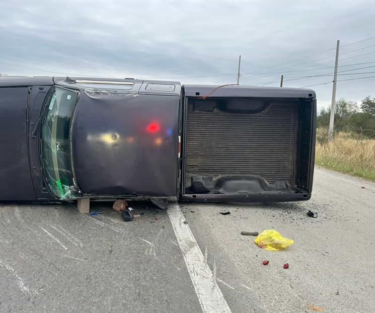 Vuelca camioneta en Linares