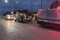 Impacta moto contra auto en Linares