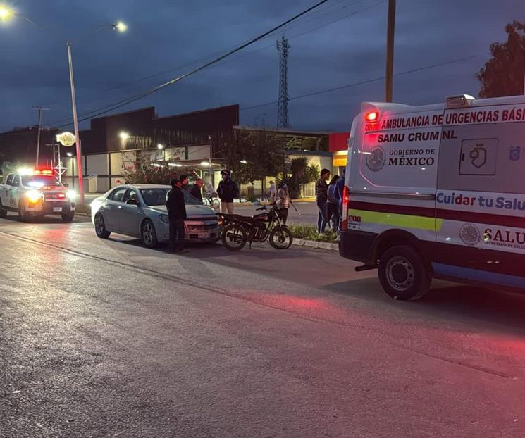 Impacta moto contra auto en Linares