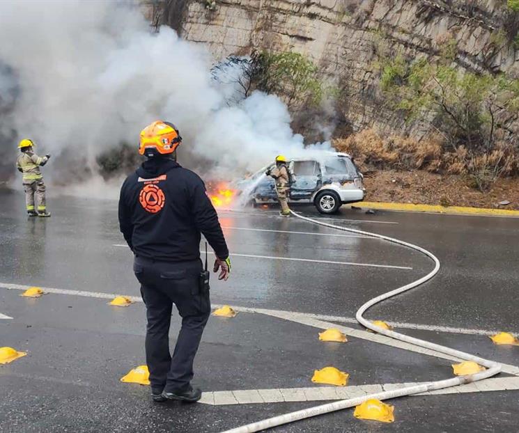 Acaba fuego con camioneta