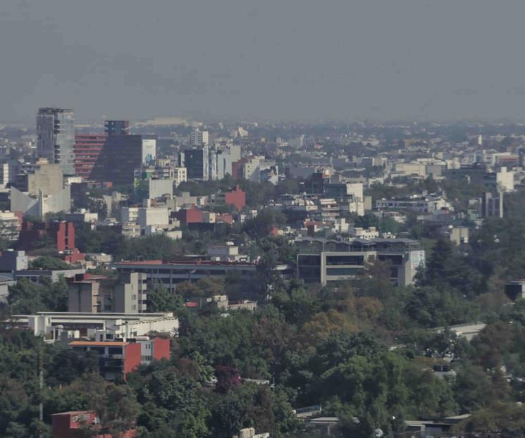 Prev&eacute;n ambiente templado y cielo nublado en CDMX
