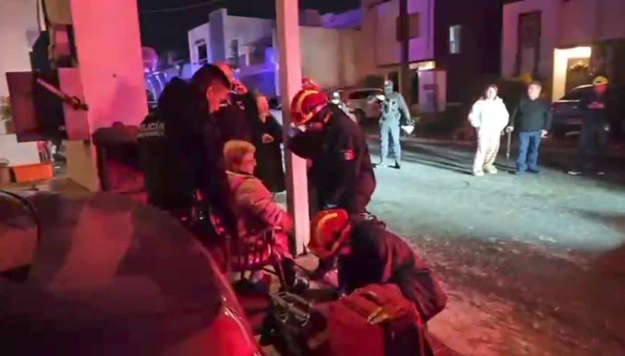 La explosi&oacute;n e incendio por un tanque de gas en un domicilio de la Colonia Misi&oacute;n Cumbres, al poniente de Monterrey, moviliz&oacute; a las autoridades, sin que se reportaran lesionados, &uacute;nicamente da&ntilde;os materiales.