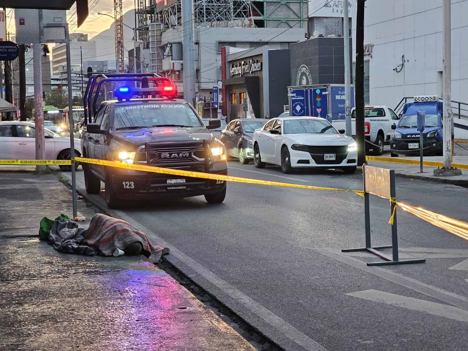 Las autoridades investigan la muerte de una persona en situaci&oacute;n de calle, quien fue encontrado sin vida ayer por la ma&ntilde;ana en el centro de la ciudad y a quien las bajas temperaturas habr&iacute;an agravado su estado de salud.
